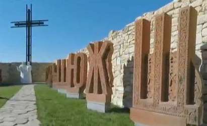 Двор на кирилицата привлича туристи в Плиска, скулптори поставиха двуметрови букви