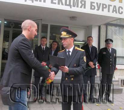 За пример! МВР награди бургаския командос, спасил майка с дете от озверели цигани (СНИМКИ)