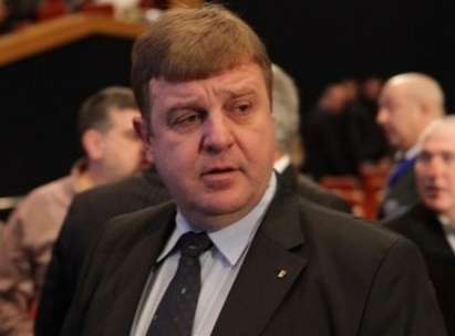 Каракачанов не издържа на напрежението – напусна комисията за изслушване на шефовете на МВР
