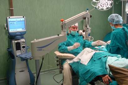Новаторска операция в МБАЛ Бургас върна младите очи на 64-годишна учителка