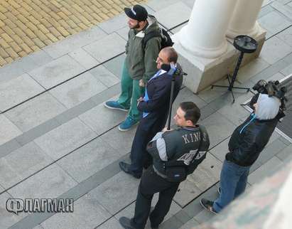 Бургазлията Стефан Рядков пак дебне пред парламента - имитира Цветан Цветанов (снимки)