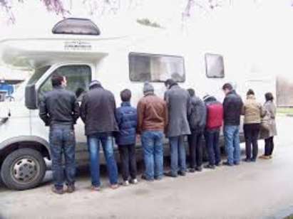 9 издирвани чужденци и 8 каналджии задържани при спецакция в Бургас и още осем области