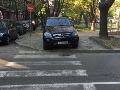 Наглец паркира колата си на тротоара до пешеходна пътека