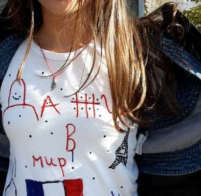 10-годишно момиче нарисува Айфеловата кула върху бялата си блуза, зове да живеем в мир