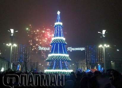 Нов рекорд в Бургас! 20 хил. лампички ще осветят 18-метровата ни елха