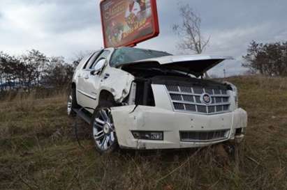 Бизнесмен катастрофира с джипа си край Кърджали, загина жена му (Снимки)