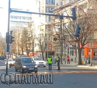 Вятърът събори светофар на натоварения бул."Сан Стефано", полиция го пази