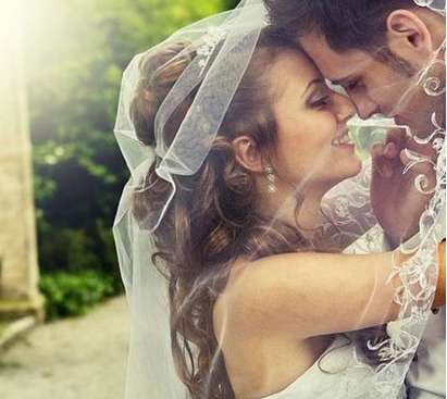 Мъж се жени за дърво, булка го налага с точилка, трети сключва "гостуващ брак"
