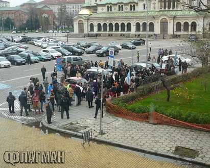 Библиотекари и служители в галерии и музеи протестират пред парламента! Депутати ги изслушват (снимки)