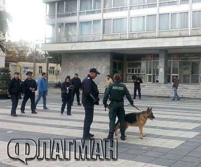 Първо във Флагман.БГ! Сигнал за бомба в Дома на НХК-Бургас, полиция отцепи района (ОБНОВЕНА + СНИМКИ)