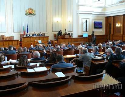 Парламентът ще работи извънредно и по тъмно във вторник