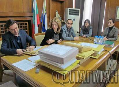 Секретарка на Делян Пеевски и бивша фирма на Любен Джубрилов искат да санират блокове в Бургас