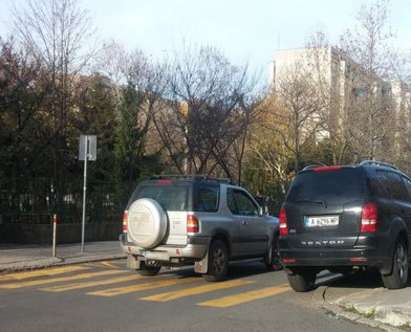 Нагъл бургазлия паркира колата си на пешеходна пътека