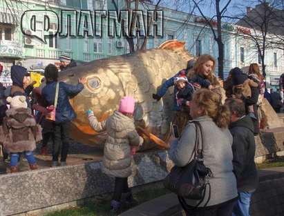 Шестметров шаран за селфита предизвика фурор в центъра на Бургас (СНИМКИ)