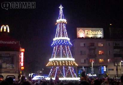 Коледното осветление на Бургас и най-красивата елха грейнаха пред 10 хил.души на площад „Тройката“ (ВИДЕО)