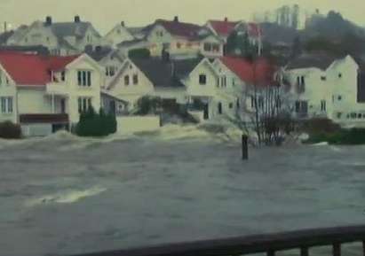 Евакуираха хиляди норвежци след страшна буря