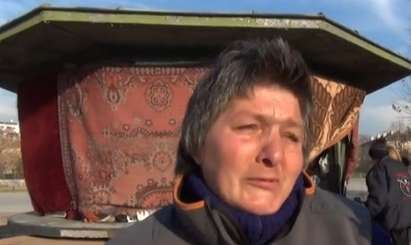 Бездомна жена мечтае за фургон, живее в будка за билети