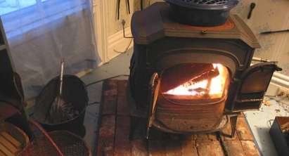 Забравена печка на дърва подпали дома на бургазлия