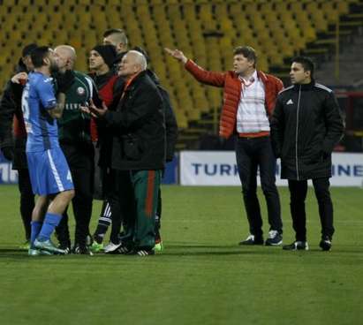 Грозен скандал на мача "Литекс" - "Левски", мениджърът на "оранжевите" прекрати самоволно мача