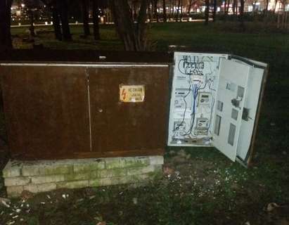 Опасно електрическо табло стои отворено в парк, дете може да бъде ударено от ток
