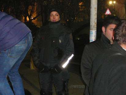 Скандалната полицайка Анна Витанова получи „забележка” за нарушаване на етиката, пратиха я пак да охранява протестите (снимки)