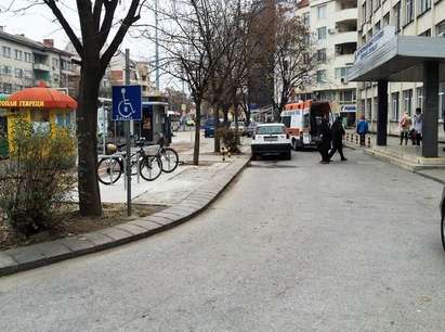 Гаврят се с инвалиди, дават им места пред поликлиника за паркиране на велосипеди