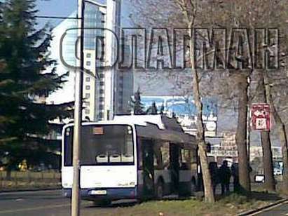 Автобус 12А катастрофира край МБАЛ, пътниците в шок