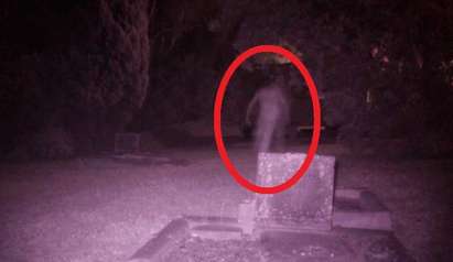 Призрак обикаля гробище, „ловци на паранормални явления“ го преследват