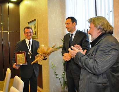 Връчиха почетния знак на Бургас "Ключът от кулата" на известния лекар проф. Чавдар Славов