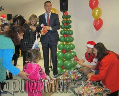 Дядо Коледа и Снежанка раздадоха подаръци на малките пациенти в МБАЛ-Бургас (СНИМКИ)