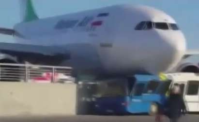 Самолет излезе от писта в Истанбул, премина през бетонна стена и спря върху автобус (ВИДЕО)