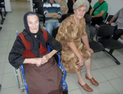 Баби в инвалидни колички се съдят, едната пребила другата заради коза