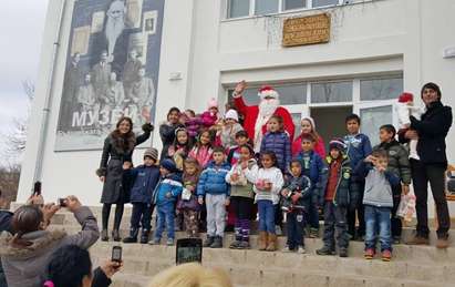 Подариха вълшебна Коледа на децата от Ясна поляна (СНИМКИ)