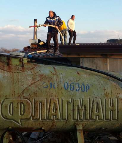 За пример! Кметът на Обзор гаси пожар, лумнал до бензиностанция, наравно с огнеборците