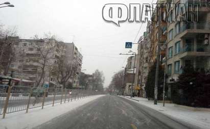 Внимание, шофьори! Хлъзгави са улиците в Бургас след първия сняг (СНИМКИ)