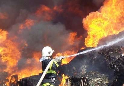 Пожар в Морската градина в Бургас: Горят бившите казарми