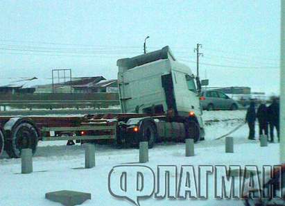 ТИР аварира на изхода на Бургас край „Метро”, блокира локалното платно (СНИМКИ)