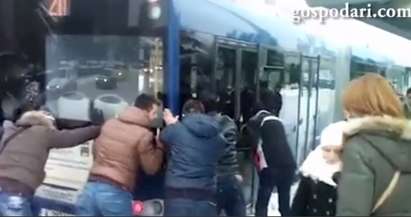 Страхотна тренировка: Бургазлии бутат автобус 211 в преспите (ВИДЕО)