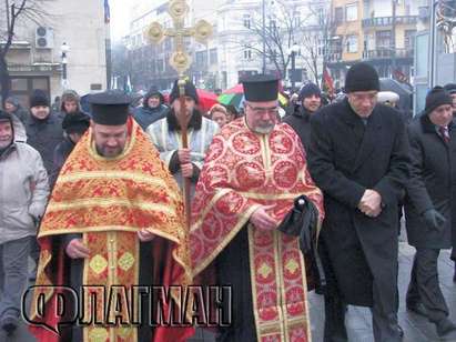 Кметът Димитър Николов поведе богоявленското шествие в Бургас (СНИМКИ)