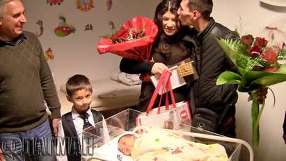 "Бургасмед" изписа бебе №1 на града за 2016 година. Вижте трогателното видео!