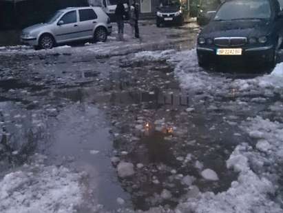 Море от разтопен сняг във Варна, „айсберги“ плуват по улиците
