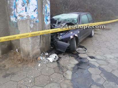 Зверски сблъсък на пътя! 30-годишен загина на място след удар в бетонов стълб