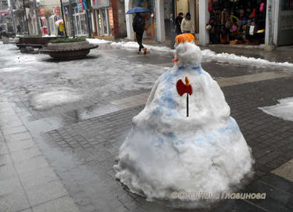 И снежните човеци са манЯци в Бургас! Държат секира, не метла