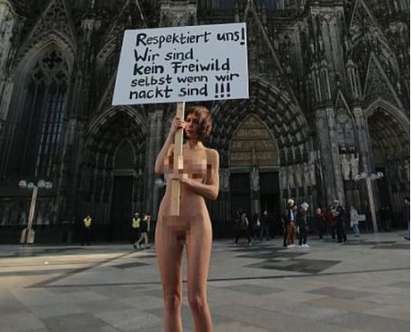 Художничка се съблече чисто гола в знак на протест срещу сексуалното насилие в Кьолн (СНИМКИ/ВИДЕО 18+)