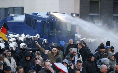 Ексцесии в Кьолн! Полицията разпръсква протестиращи с водни оръдия, стреля със сълзотворен газ