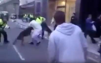 Вижте как бежанците в Англия дразнят полицейските кучета, искат да се изкарат жертви(ВИДЕО)