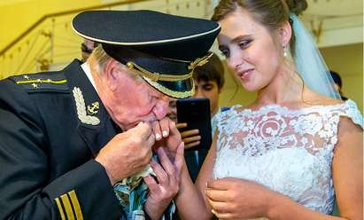 Тя е на 25, той - на 85 и се обичат, вижте най-странната сватба в Русия за 2015-а (ВИДЕО)