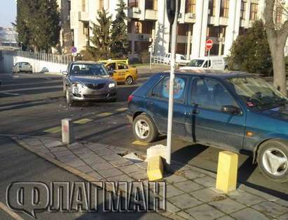 Бургазлийка с „Мазда“ отнесе „Форд Фиеста“ на подземната улица в Бургас (СНИМКИ)