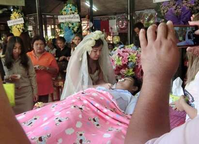 Зловеща сватба! Невяста се омъжи за мъртвия си любим на погребението му!