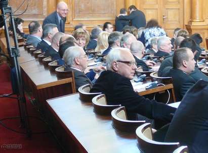 Групата на Местан седна отзад в парламента и запрати Велизар Енчев при "Атака", а Баракова при ГЕРБ